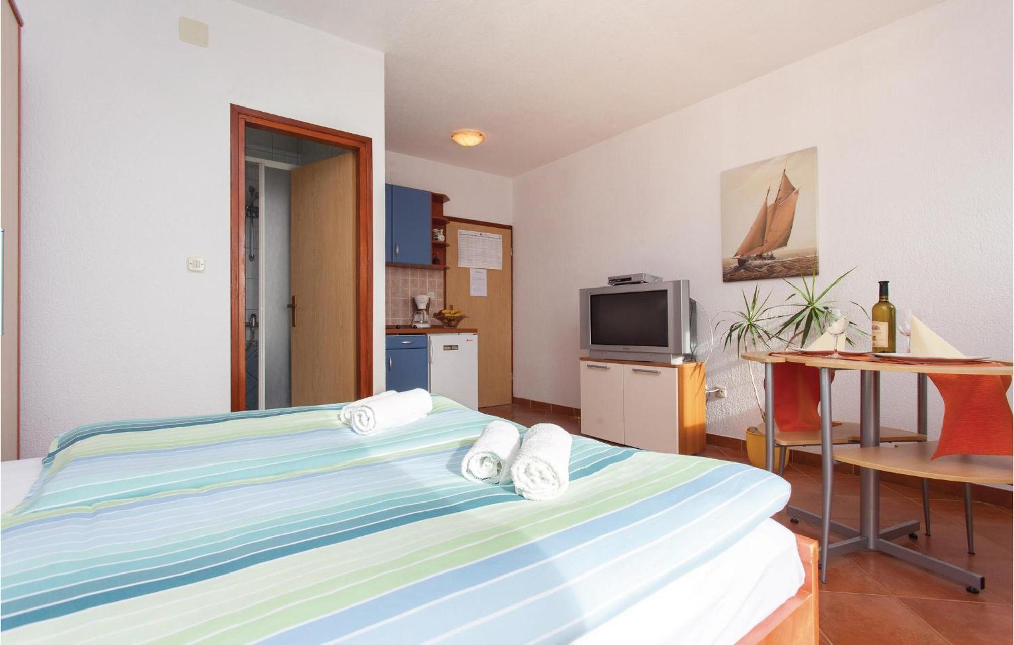 Stunning Apartment In Kornic With House Sea View ภายนอก รูปภาพ